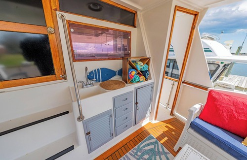 Manteo Alquiler De Eote | Charming 2-bedroom boat in amazing Manteo WiFi, AC, fitness room, pool, kayaks