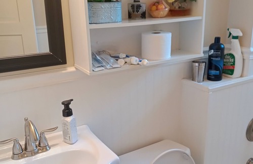 Clairton Casa | Charming 2-bedroom building with fitness room and AC in Clairton