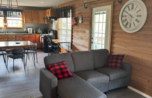 Pinetown Cabina | Charming 2-bedroom cabin with AC, WiFi in serene Jamesville