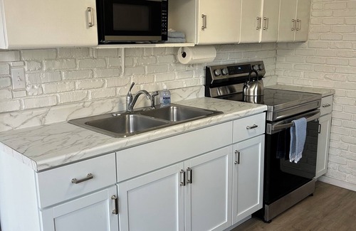 Melrose Cabaña | Charming 2-bedroom cottage in fantastic Longmeadow with AC, WiFi & fenced yard