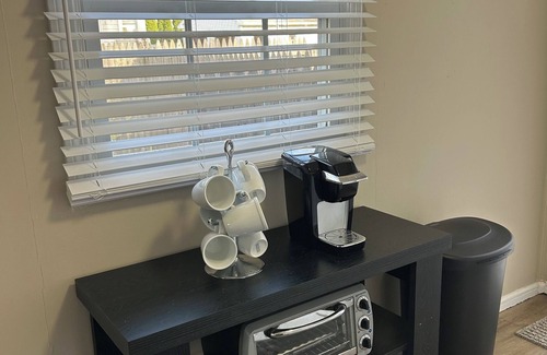 Melrose Cabaña | Charming 2-bedroom cottage in fantastic Longmeadow with AC, WiFi & fenced yard