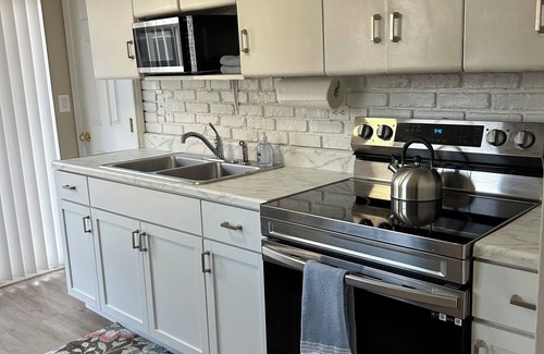 Melrose Cabaña | Charming 2-bedroom cottage in fantastic Longmeadow with AC, WiFi & fenced yard