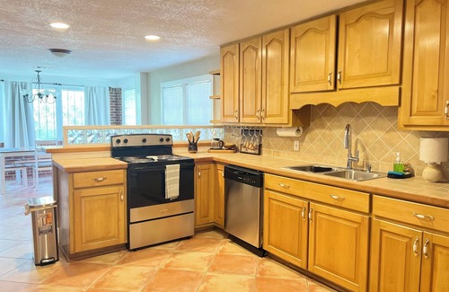 South Pensacola Cabaña | Charming 2-bedroom cottage in Pensacola close to beach and downtown