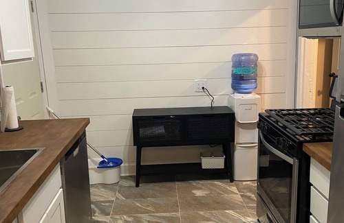 University District Cabaña | Charming 2-bedroom cottage with AC in Memphis - WiFi included