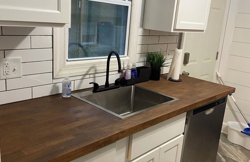 University District Cabaña | Charming 2-bedroom cottage with AC in Memphis - WiFi included