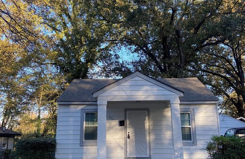 University District Cabaña | Charming 2-bedroom cottage with AC in Memphis - WiFi included
