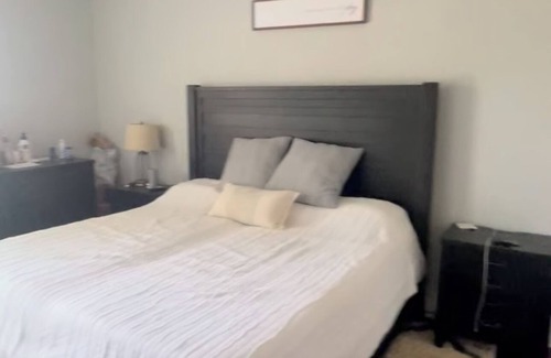 Auburn Otro | Charming 2-bedroom farmhouse in delightful Auburn with AC, WiFi