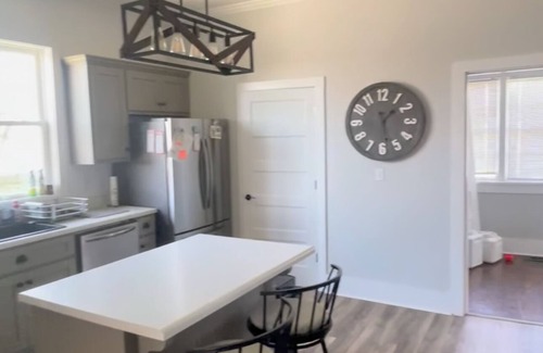 Auburn Otro | Charming 2-bedroom farmhouse in delightful Auburn with AC, WiFi