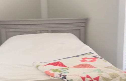 Auburn Otro | Charming 2-bedroom farmhouse in delightful Auburn with AC, WiFi