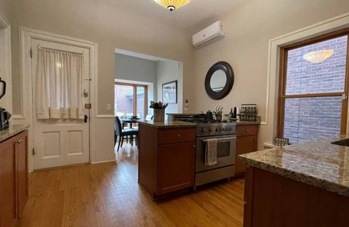 Sheffield and DePaul Casa | Charming 2 Bedroom Flat, in heart of Lincoln Park