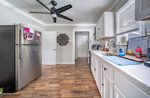 Woodmere Casa | Charming 2-bedroom house in Woodmere with AC