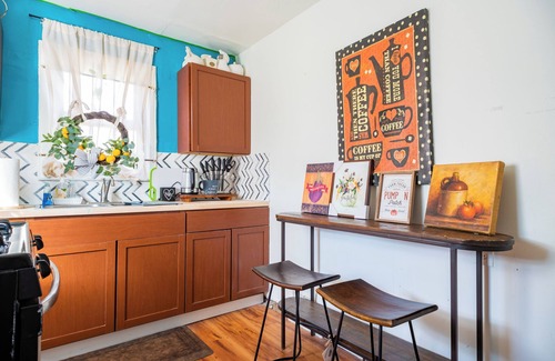 Detroit Casa | Charming 2-bedroom house in cool Detroit in the eara of 8 livernois