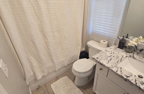 Hanford Casa | Charming 2-bedroom house with fitness room, WiFi in enjoyable Hanford