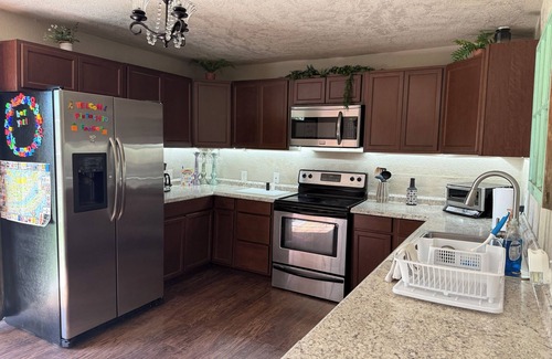 Hitchcock Casa | Charming 2-bedroom pet-friendly house with fenced yard minutes from Galveston!