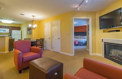 Williamstown Complejo | Charming 2-bedroom resort in brilliant Hancock with AC, Jetted-Tub, WiFi, Pool