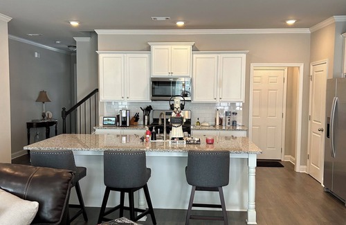 Loganville Casa | Charming 2-bedroom townhome in Loganville with strong WiFi and AC