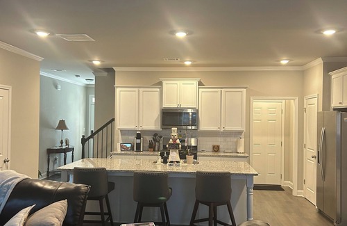 Loganville Casa | Charming 2-bedroom townhome in Loganville with strong WiFi and AC