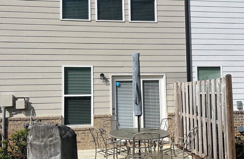 Loganville Casa | Charming 2-bedroom townhome in Loganville with strong WiFi and AC