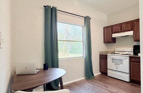 Highlands Casa | Charming 2-bedroom close to Airport and Zoo!