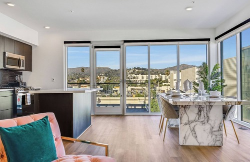 Hollywood Hotel | Charming 2-bedroom in Hollywood with Hollywood Sign View