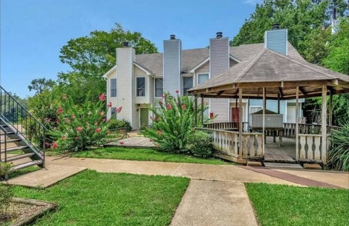 Nacogdoches Casa | Charming 2-bedroom Townhome - Close to SFA