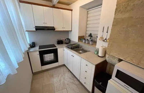 Zabbar Cabaña | Charming 200 year old cottage with yard