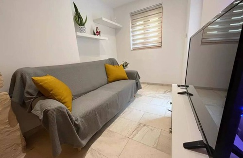 Zabbar Cabaña | Charming 200 year old cottage with yard