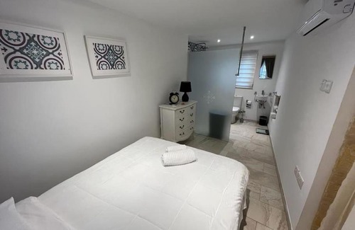 Zabbar Casa | Charming 200 year old cottage with yard