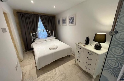 Zabbar Casa | Charming 200 year old cottage with yard