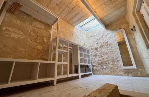 Zabbar Casa | Charming 200 year old cottage with yard
