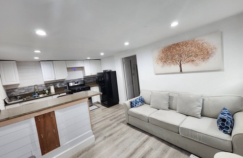 Los Angeles Casa | Charming 2bedroom home in wonderful Los Angeles with WiFi/AC and minutes to LAX.