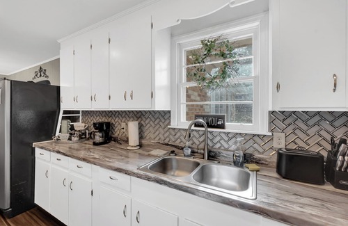 Warner Robins Casa | Charming 3 bdrm w/ GAME ROOM & King Sized Bed and TV in Every Room