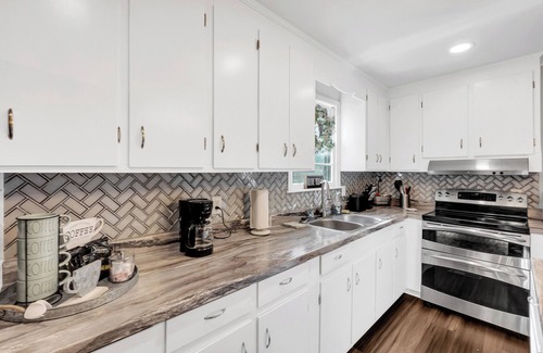 Warner Robins Casa | Charming 3 bdrm w/ GAME ROOM & King Sized Bed and TV in Every Room