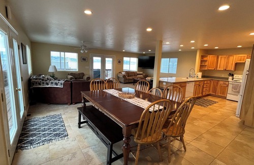 Dingle Casa | Charming 3-bedroom beach house, fabulous St. Charles, Idaho - Beautiful Views