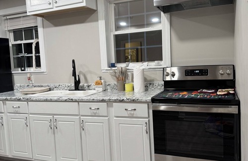 Goldsboro Casa | Charming 2-bedroom, 2 bathroom house with WiFi, AC in wonderful Goldsboro.