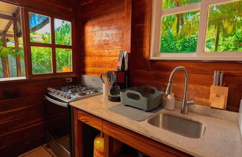 Tamanique Cabina | Charming 3-bedroom beach cabin with Starlink WiFi, AC in enchanting Tamanique