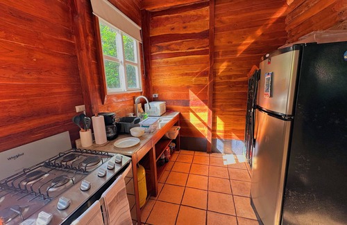 Tamanique Cabina | Charming 3-bedroom beach cabin with Starlink WiFi, AC in enchanting Tamanique