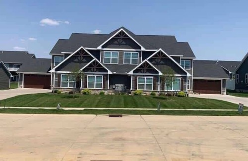 Bettendorf Apartamento | Charming 3 bedroom Condo in Bettendorf with King Master Suite