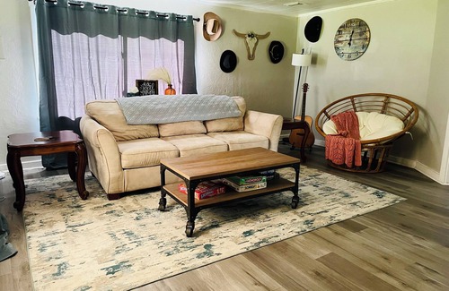 Baker Otro | Charming 3-bedroom Farmhouse in Baker