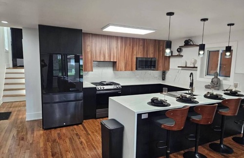 Chatham Casa | Charming 3-bedroom house in brilliant Chicago with WiFi, AC, plenty of sleeping.