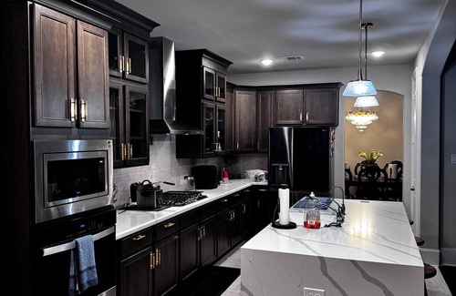 Cypress Casa | Charming 3-bedroom house with WiFi & AC in Cypress. Proximity to Grocery Stores.