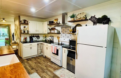 Jones Casa | Charming 3-bedroom house in the country with all the amenities of home.