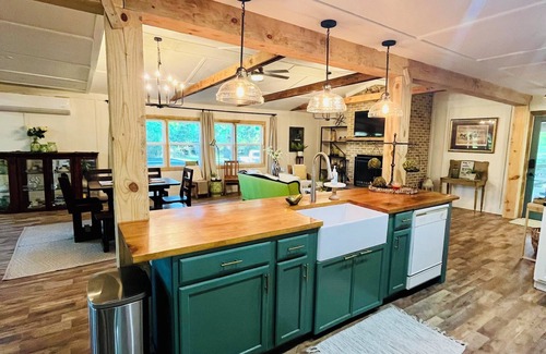 Jones Casa | Charming 3-bedroom house in the country with all the amenities of home.