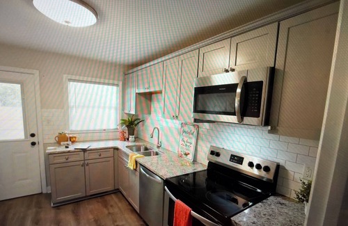 East Raleigh Casa | Charming 3-bedroom house with AC and WiFi near marvelous downtown Raleigh