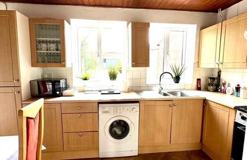 Luton Casa | Charming 3-bedroom house 8 min away from Luton station, Mall and Luton Airport