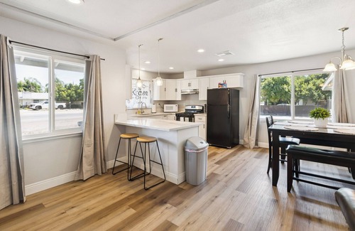 Raisin Casa | Charming 3-bedroom house with wifi, AC and smart tvs in every room