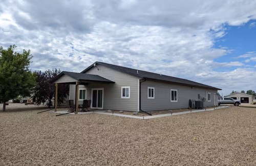 Pierre Casa | Charming 3-bedroom house with WiFi, AC minutes from Lake Oahe/ 3 stall garage