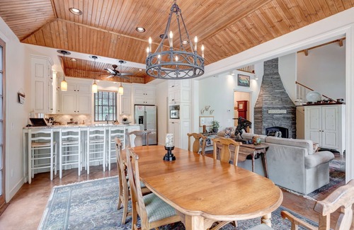 Arley Casa | Charming 3-bedroom lake house with outdoor recreation space and a large dock.