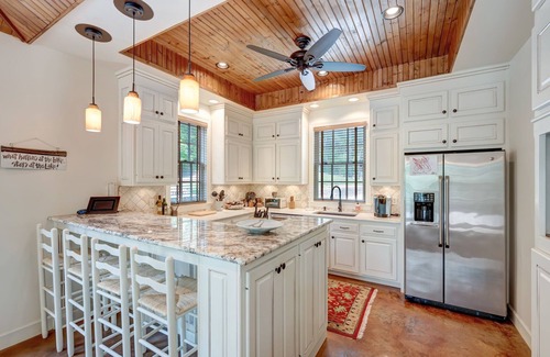 Arley Casa | Charming 3-bedroom lake house with outdoor recreation space and a large dock.