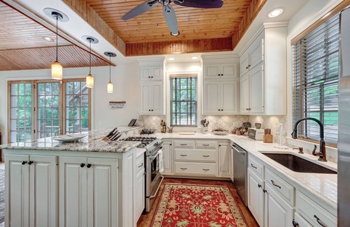 Arley Casa | Charming 3-bedroom lake house with outdoor recreation space and a large dock.